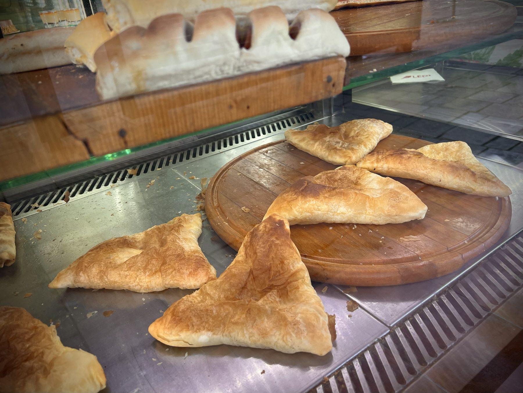 Byrekë të sapopjekur në vitrinën e një furre