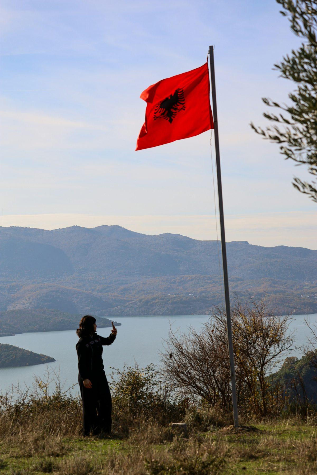 Flamuri shqiptar mbi liqenin e Shkodrës