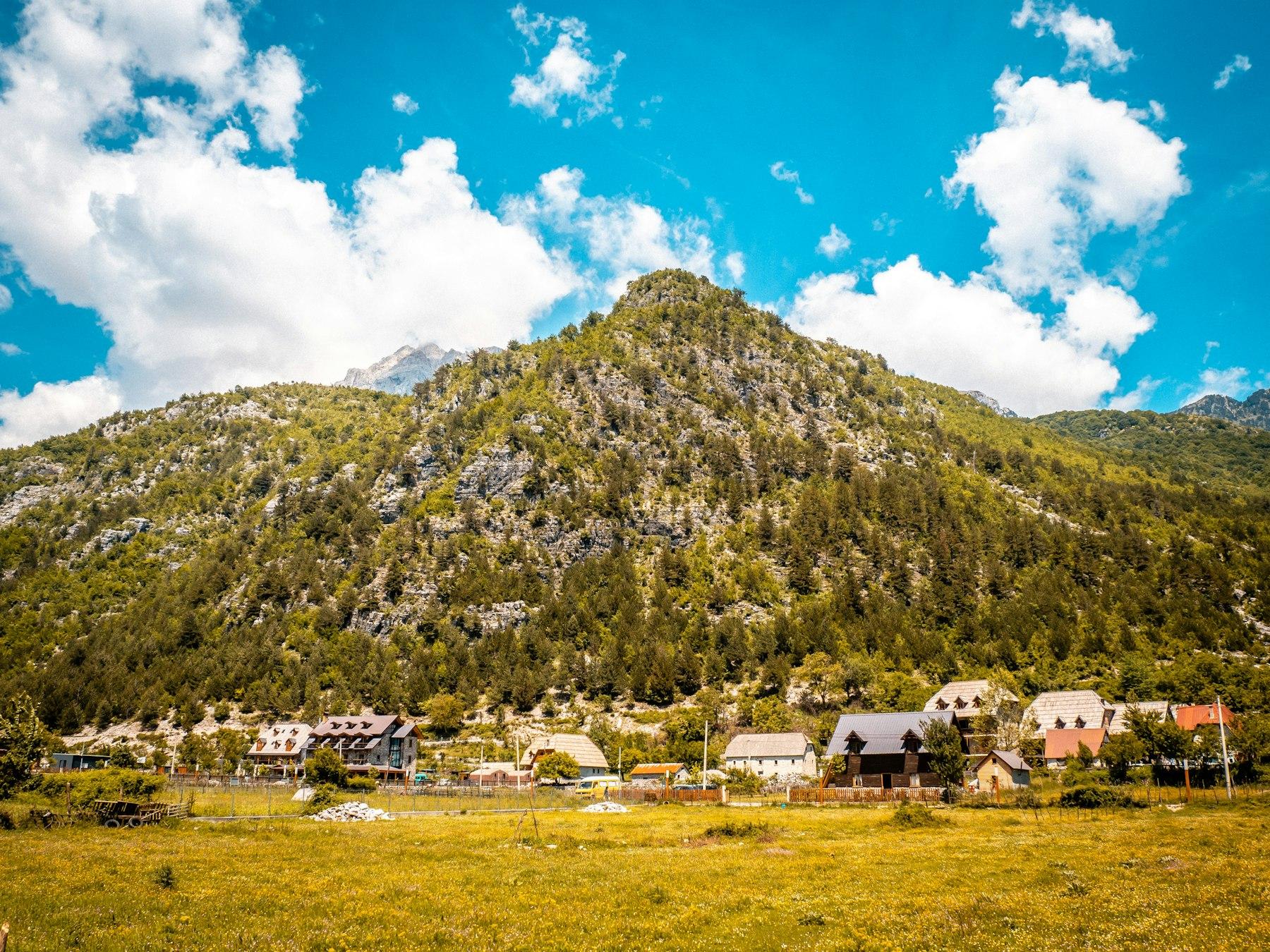 Një fshat nën malet e gjelbra të Shqipërisë