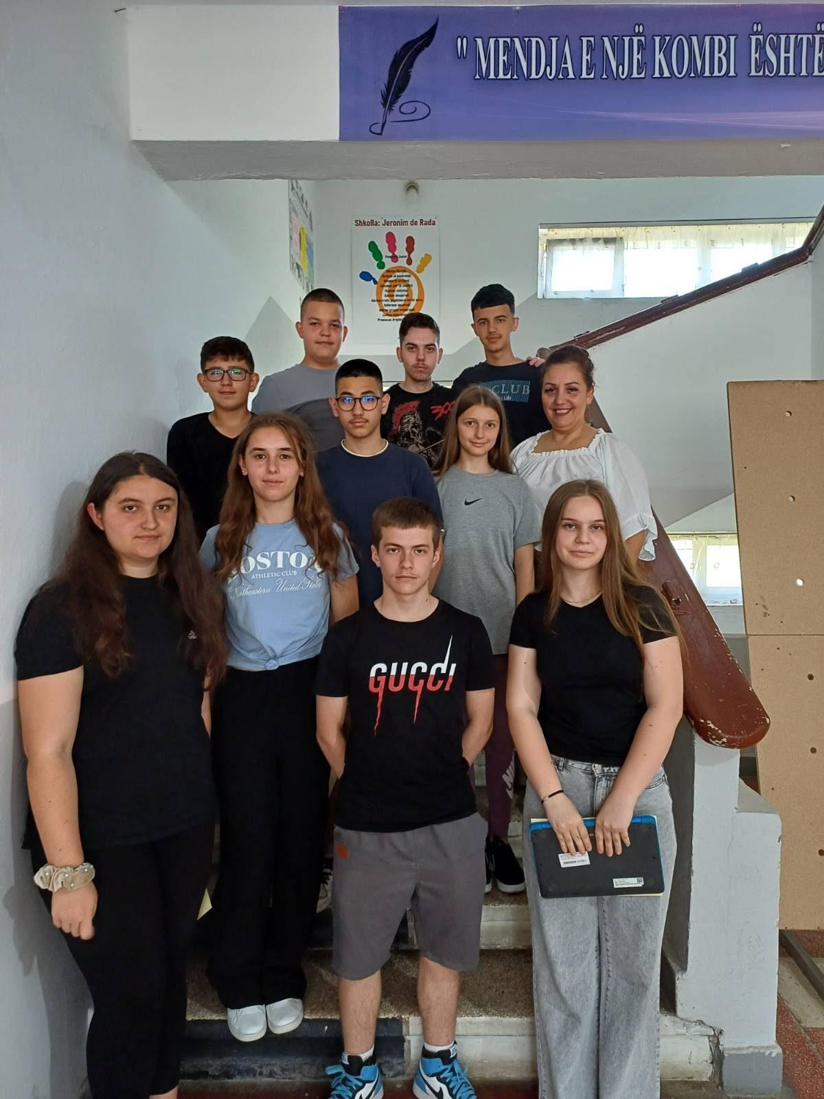 Një grup të rinjsh në shkollë