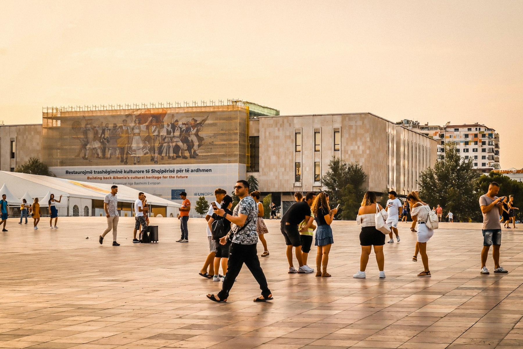 Njerëz ecin në Tiranë në një mbrëmje të ngrohtë